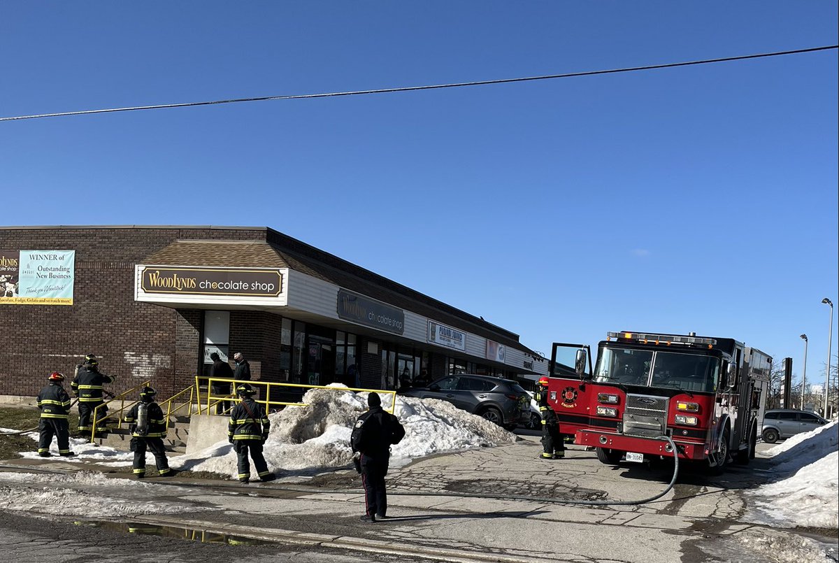 WoodstockFireDe's tweet photo. On scene minor fire - no injuries and no interior damage to business.  Please avoid the area of Peel and Burtch Street! #wfd #ffsatwork https://t.co/DnSZY4i6B0