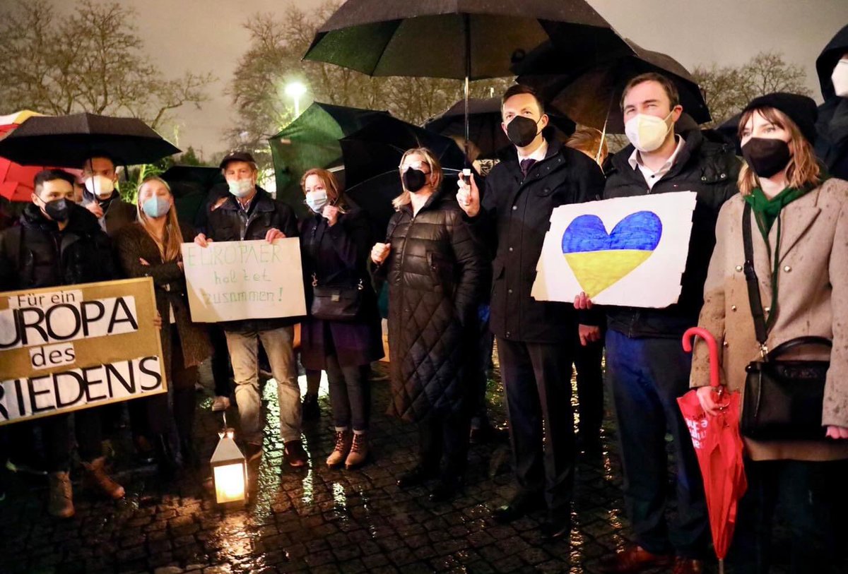 Zusammen für Freiheit und das Selbstbestimmungsrecht der Völker. Mit einer Mahnwache haben wir auf Initiative der JU parteiübergreifend Solidarität für die Millionen Kinder, Frauen und Männer in der Ukraine gezeigt, die heute von Putin-Russland angegriffen wurden #staywithukraine