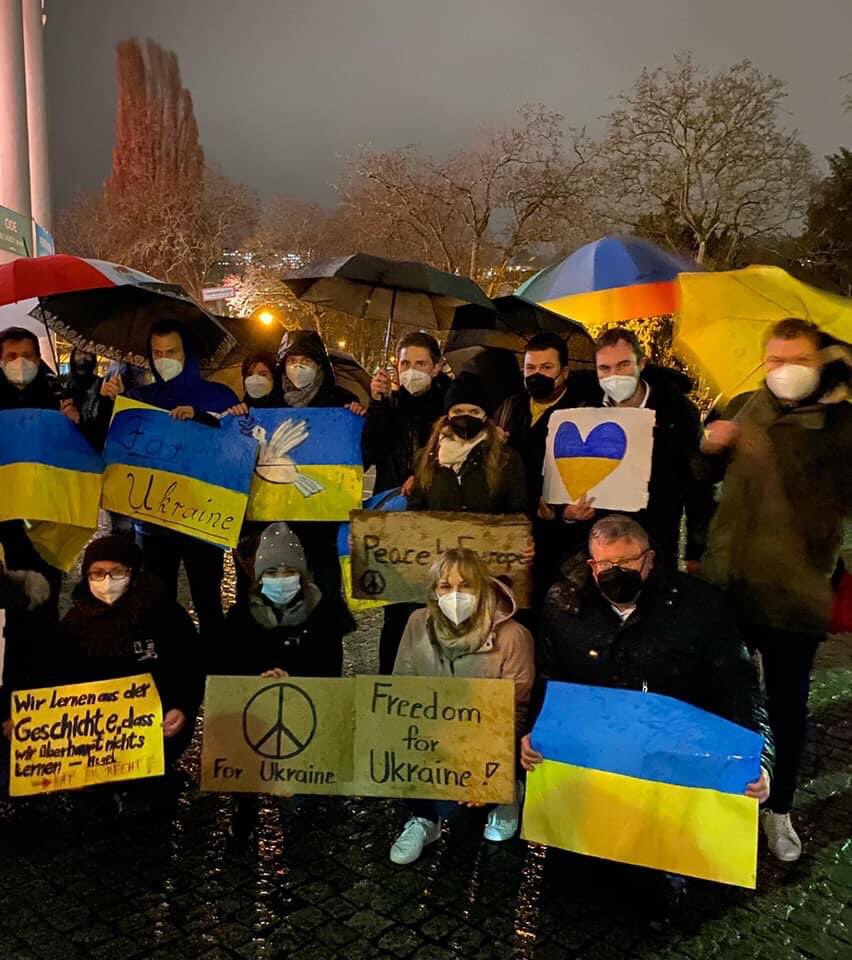 MarcSpeicher's tweet photo. Zusammen für Freiheit und das Selbstbestimmungsrecht der Völker. Mit einer Mahnwache haben wir auf Initiative der JU parteiübergreifend Solidarität für die Millionen Kinder, Frauen und Männer in der Ukraine gezeigt, die heute von Putin-Russland angegriffen wurden #staywithukraine https://t.co/zksHt7xopF