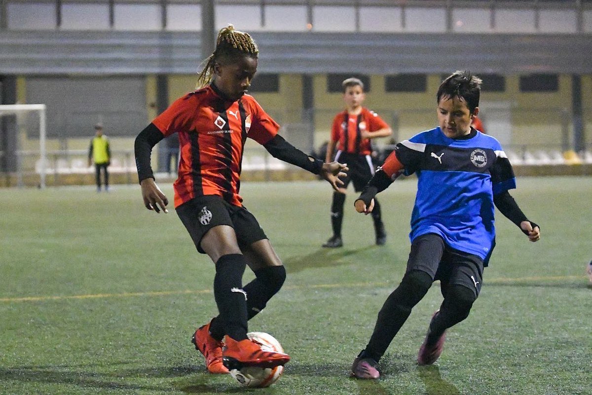 ffutbolbasereus's tweet photo. Imatges del partit ajornat d’aquest vespre del Benjamí A davant MB.

#ffutbolbasereus #forçareus https://t.co/lchqtFdvCh