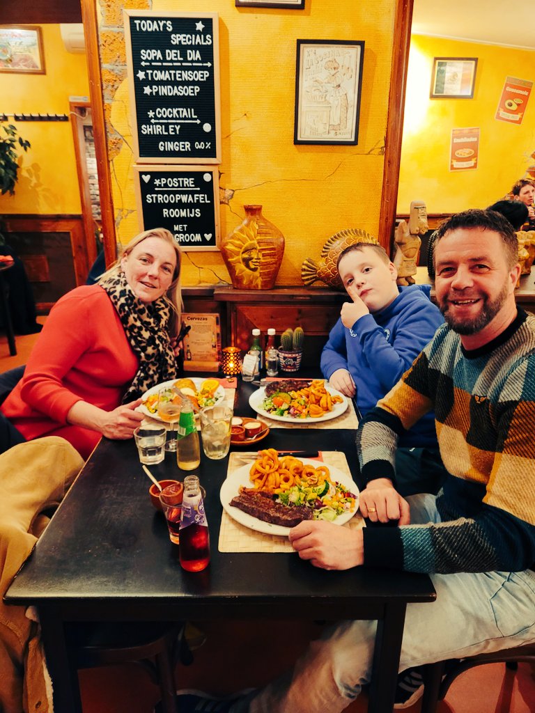 ESeerden's tweet photo. Lekker uit eten bij Yucatan...
We vieren Ellen haar verjaardag... 
🍾🎁🎊 https://t.co/J8zkrlDzHH