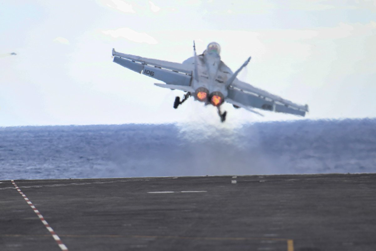 USPacificFleet's tweet photo. @CVN_72 conducts flight operations with #VMFA314 and #VFA41 while on a scheduled deployment in @US7thFleet.
📸: MC3 Javier Reyes
#FreeandOpenIndoPacific #Readiness #BlueGreenTeam https://t.co/pCN7kGVdBR