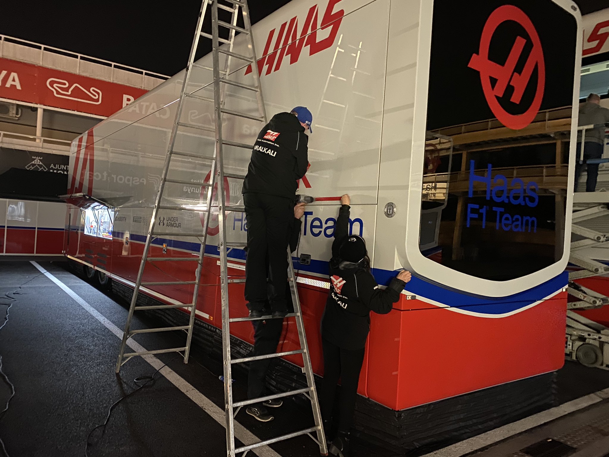 Tobi Grüner 🏁 on Twitter: &quot;Haas is already removing the Uralkali sponsoring from their trucks. #AMuS #F1 https://t.co/MPuPGbE7HB&quot; / Twitter