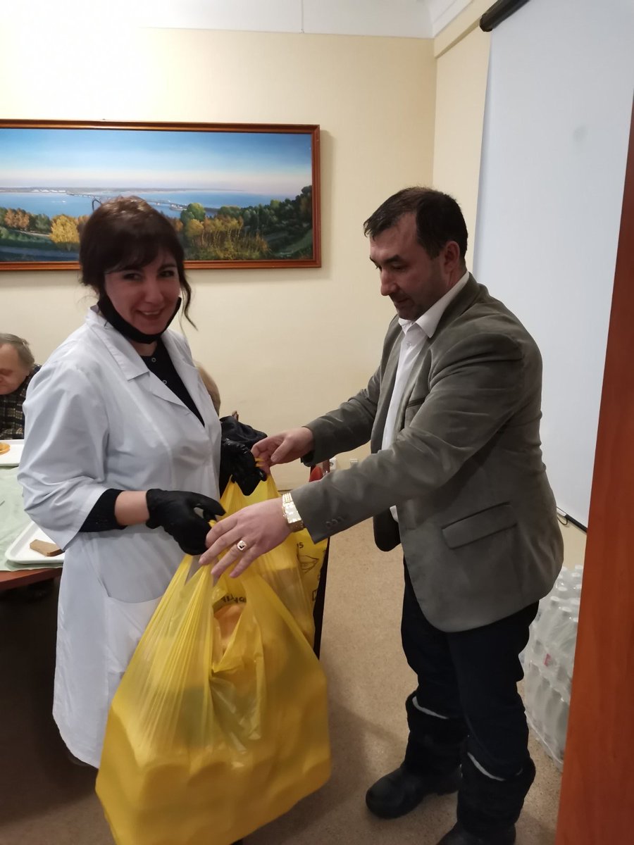 Жители Мостовой Слободы, как и обещали ранее, передали для живущих в гостинице "Волга" беженцев с Донбасса 35 буханок хлеба, который был изготовлен в слободской пекарне.

#СвоихНеБросаем