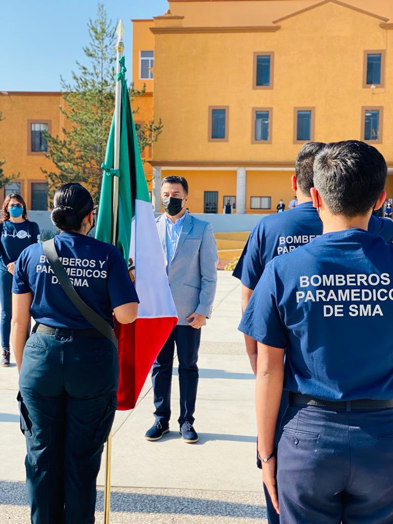 CarlosGlezGto's tweet photo. 🇲🇽 Hoy en el marco de la celebración por el #DíaDeLaBandera, acudí al acto cívico conmemorativo, donde tuve el honor de abanderar a los Bomberos y Paramédicos A.C. y a distintas instituciones educativas. (1/2) https://t.co/LumkFfvDp7