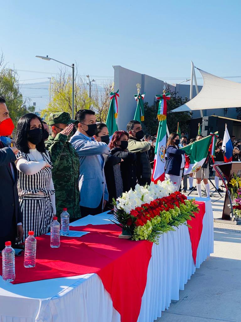 CarlosGlezGto's tweet photo. 🇲🇽 Hoy en el marco de la celebración por el #DíaDeLaBandera, acudí al acto cívico conmemorativo, donde tuve el honor de abanderar a los Bomberos y Paramédicos A.C. y a distintas instituciones educativas. (1/2) https://t.co/LumkFfvDp7