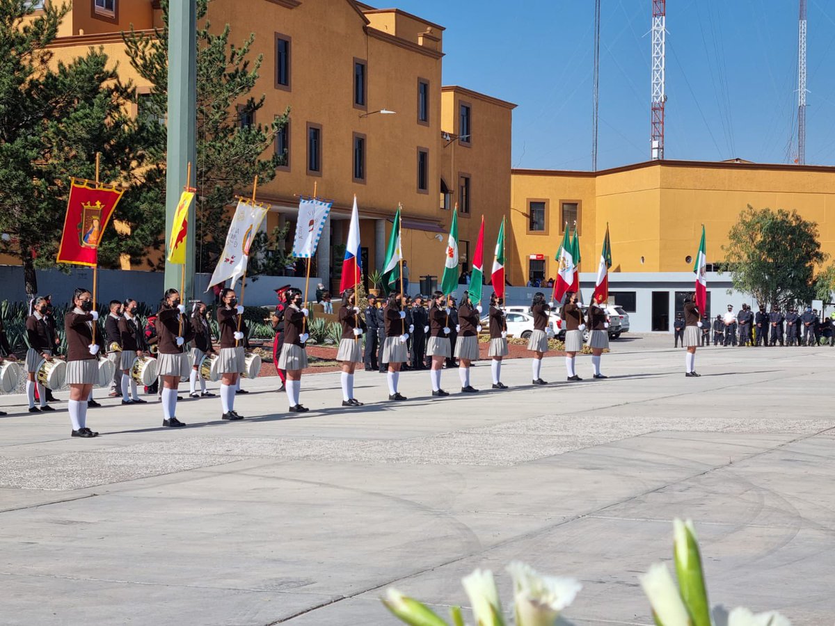 CarlosGlezGto's tweet photo. 🇲🇽 Hoy en el marco de la celebración por el #DíaDeLaBandera, acudí al acto cívico conmemorativo, donde tuve el honor de abanderar a los Bomberos y Paramédicos A.C. y a distintas instituciones educativas. (1/2) https://t.co/LumkFfvDp7