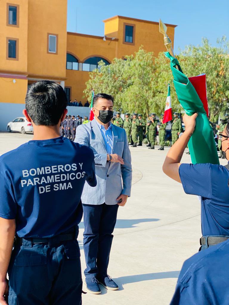 CarlosGlezGto's tweet photo. Nuestra bandera, además de ser la más hermosa del mundo, es un símbolo de unidad, libertad, justicia y orgullo nacional. Es el lábaro patrio que nos une en un solo corazón a todas y todos los mexicanos. 

#24DeFebrero #DíaDeLaBandera https://t.co/5VpPpLuNIQ