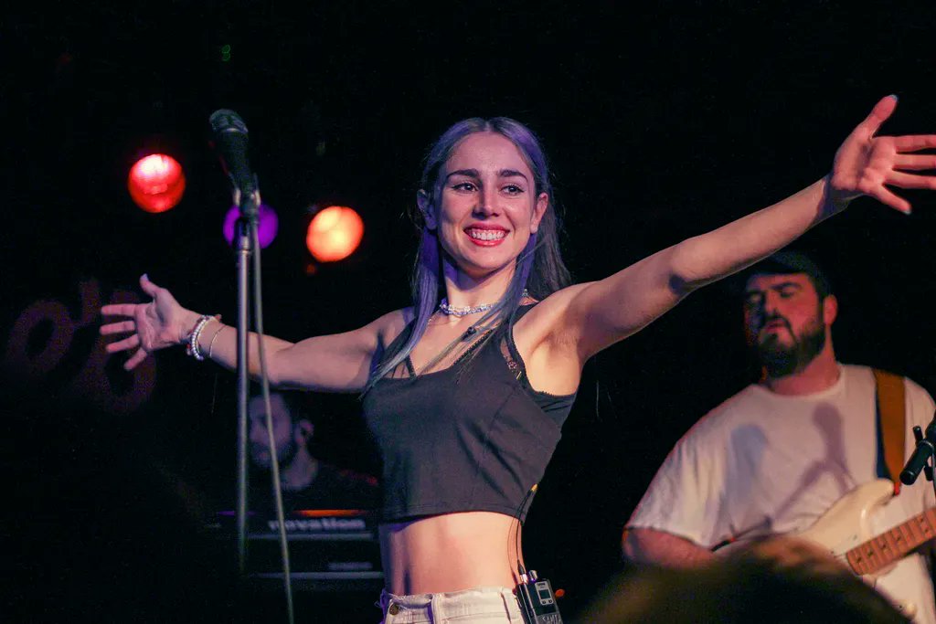 OffRecordTX's tweet photo. alt-rock singer @samiatheband played a sold-out show in Austin this past weekend with opener @anniedirusso, and all show moments were caught by @mandibosse! check out our latest here: https://t.co/inrqsYeWaU❤️
#offrecordblog #samia #anniedirusso #austinconcert @austin https://t.co/mZwDwMmTb8