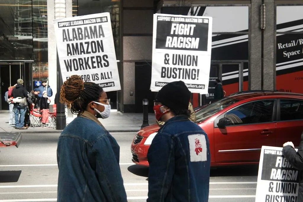 EcoDivaNomi's tweet image. Does the ongoing campaign to unionize the Amazon warehouse, where 85 percent of the workers are Black, portend a return to large-scale campaigns in the region?

Read more buff.ly/33NV8sT
#amazon #amazonworkers #unioncampaign #workforce #amazonalabama