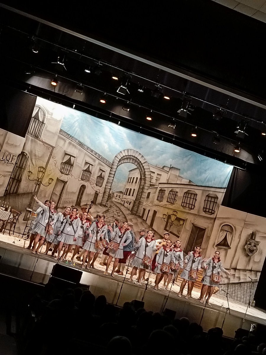 Abre la Gran Final del Carnaval Romano <a href="/ComparsaLqf/">Comparsa LQF</a>  "Los Que Faltaban", estas telefonistas traen muchas sorpresas moviendo sus cables para conectar con el público con sus grandes voces y unos músicos que no dejan indiferentes #CarnavalTVEX🎭