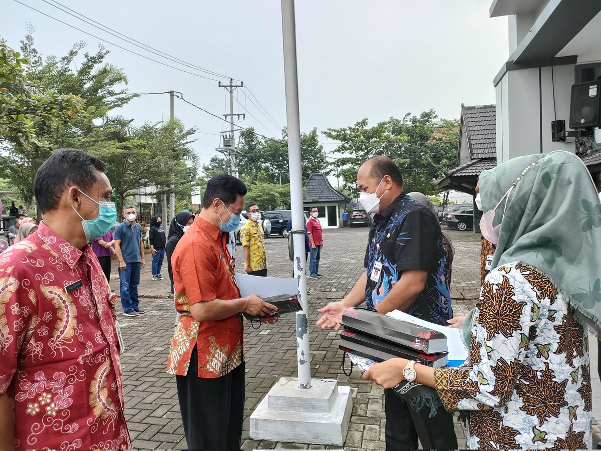 ESDMJateng's tweet photo. #SobatESDM salam Jumat Berkah, pagi ini Kadinas ESDM Bp. @jarwanto2atmoko menyerahkan SK Pensiun kpd PNS atas nama Bp. Joko Wiyanto, Bp. Waluyono dan Bp. M. Hidayat yg memasuki Purna Tugas per 1 Maret 2022.
Teriring doa semoga tetap sehat, bahagia bersama keluarga, aamiin. https://t.co/N3Uuc329Gi