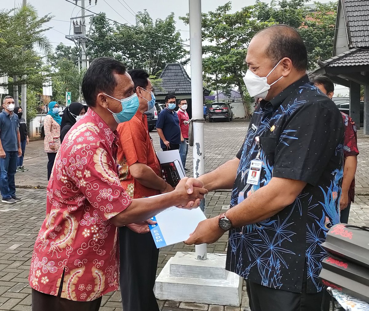 ESDMJateng's tweet photo. #SobatESDM salam Jumat Berkah, pagi ini Kadinas ESDM Bp. @jarwanto2atmoko menyerahkan SK Pensiun kpd PNS atas nama Bp. Joko Wiyanto, Bp. Waluyono dan Bp. M. Hidayat yg memasuki Purna Tugas per 1 Maret 2022.
Teriring doa semoga tetap sehat, bahagia bersama keluarga, aamiin. https://t.co/N3Uuc329Gi