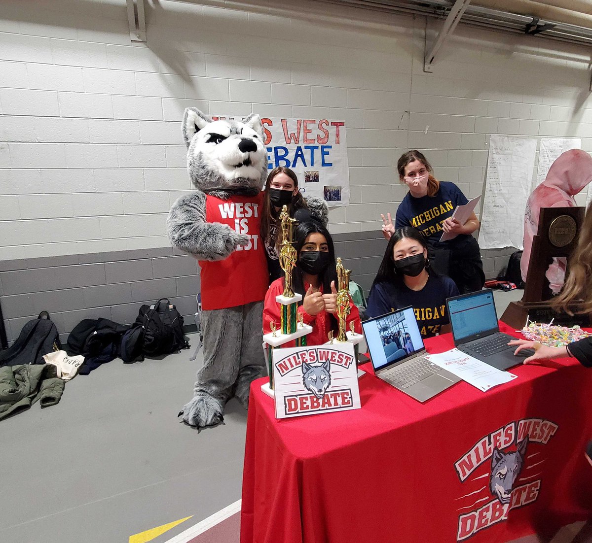 NilesWestDebate's tweet image. Niles West debaters spent tonight recruiting incoming 9th graders at Curriculum and Activities Night! The students did a tremendous job preparing for the event and meeting new wolves. #welldone #gowolves 🐺