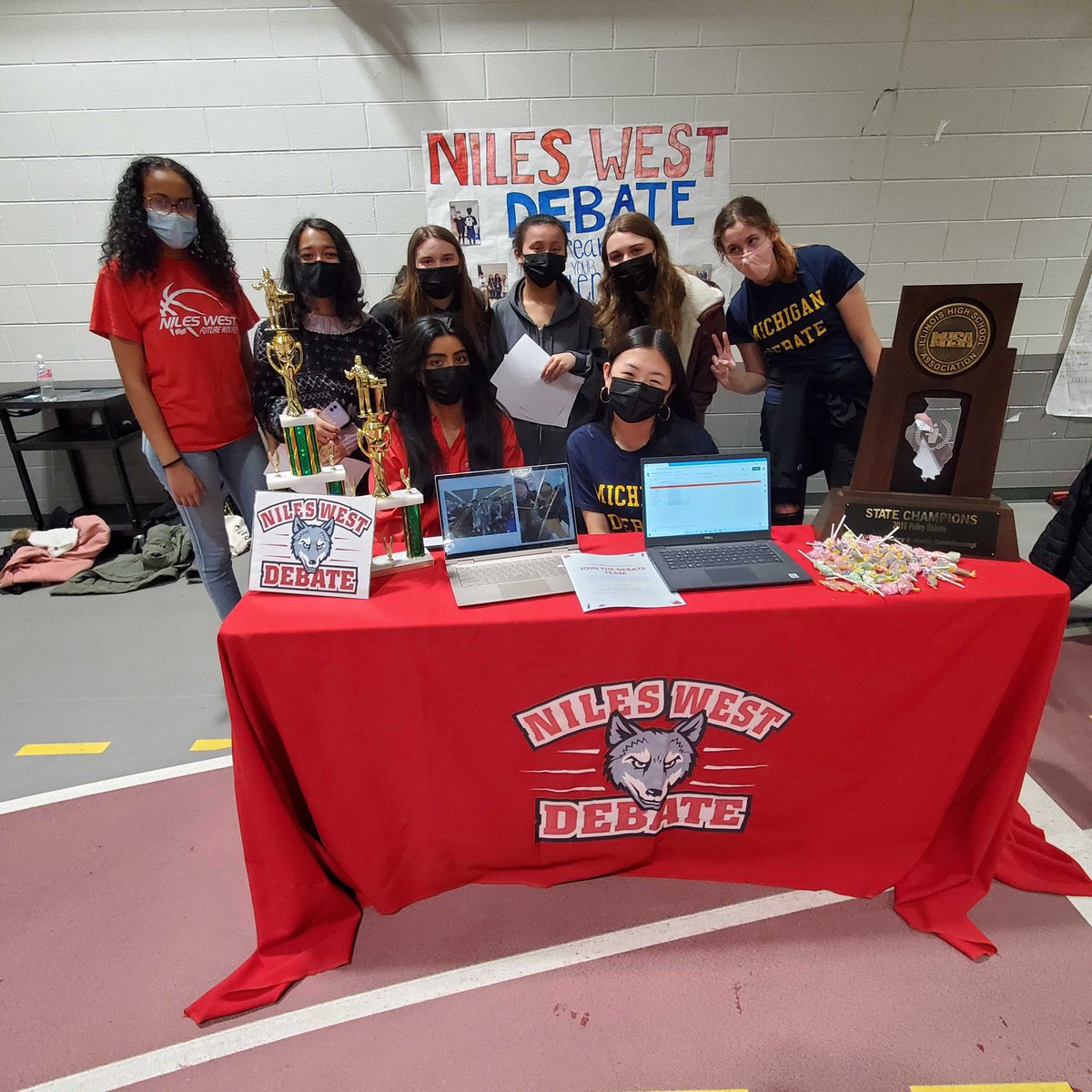 NilesWestDebate's tweet image. Niles West debaters spent tonight recruiting incoming 9th graders at Curriculum and Activities Night! The students did a tremendous job preparing for the event and meeting new wolves. #welldone #gowolves 🐺