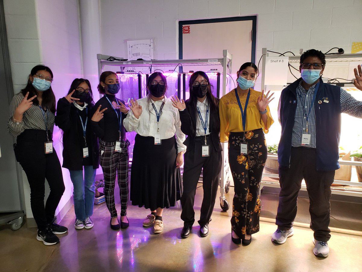 MrSmithMEd1's tweet photo. Lingered after-school to support the students and staff at the CTE Expo! Did you know our campus, Booker T. Washington HS, houses the first magnet program for the HISD? #SuccessTheWashingtonWay #TeacherDuties @BTW_Houston @btw_hsep @btw_hou_agsci @_cphilli2 https://t.co/0EzroxuWwx