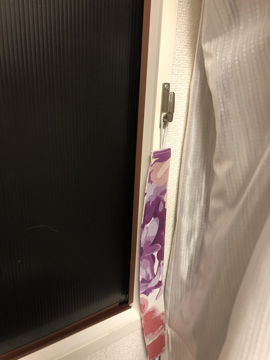 usako_natsu's tweet photo. そして、遮光はだいたいできた！
ワイヤー入りすりガラスで全然遮光に向いてない窓で、夏にはウインドエアコンを取り付ける予定だから、簡易二重窓を作った！
断熱もされそうだし、開け閉めもできるし、いいかんじかも☺️ https://t.co/fqe8QNqyAP