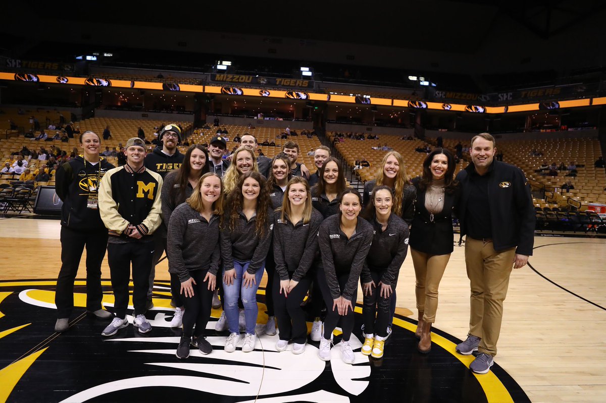 MizzouSwimDive's tweet photo. We love celebrating our seniors💛🖤

#MIZ🐯 https://t.co/XFjdhNnuQw