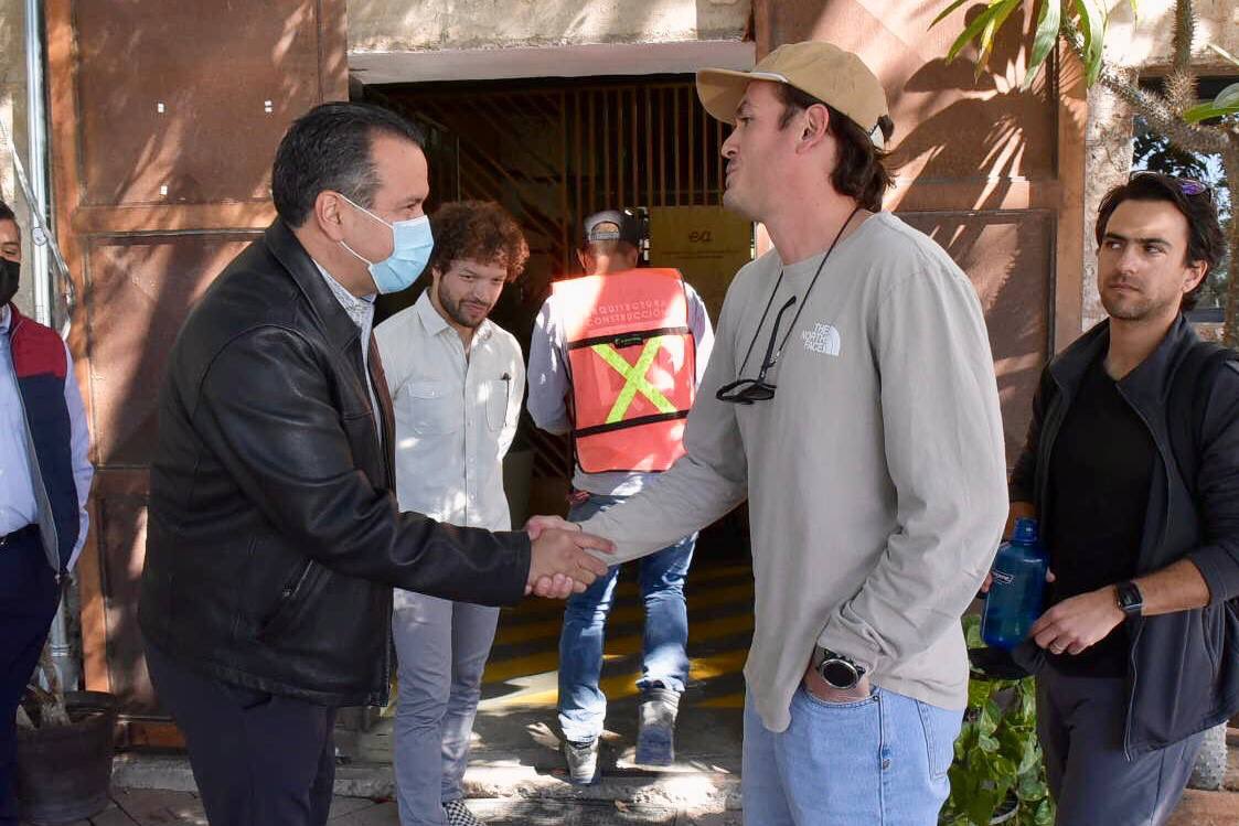 tonoastiazaran's tweet photo. ¡La juventud en #Hermosillo tiene mucho talento! 

Ayer visité Espacio Abierto en @parquelaruina, donde tuve el gusto de saludar a jóvenes programadores. Les felicito y reconozco su talento e interés por innovar apostándole a la #sustentabilidad. https://t.co/uOkIvQcXVO