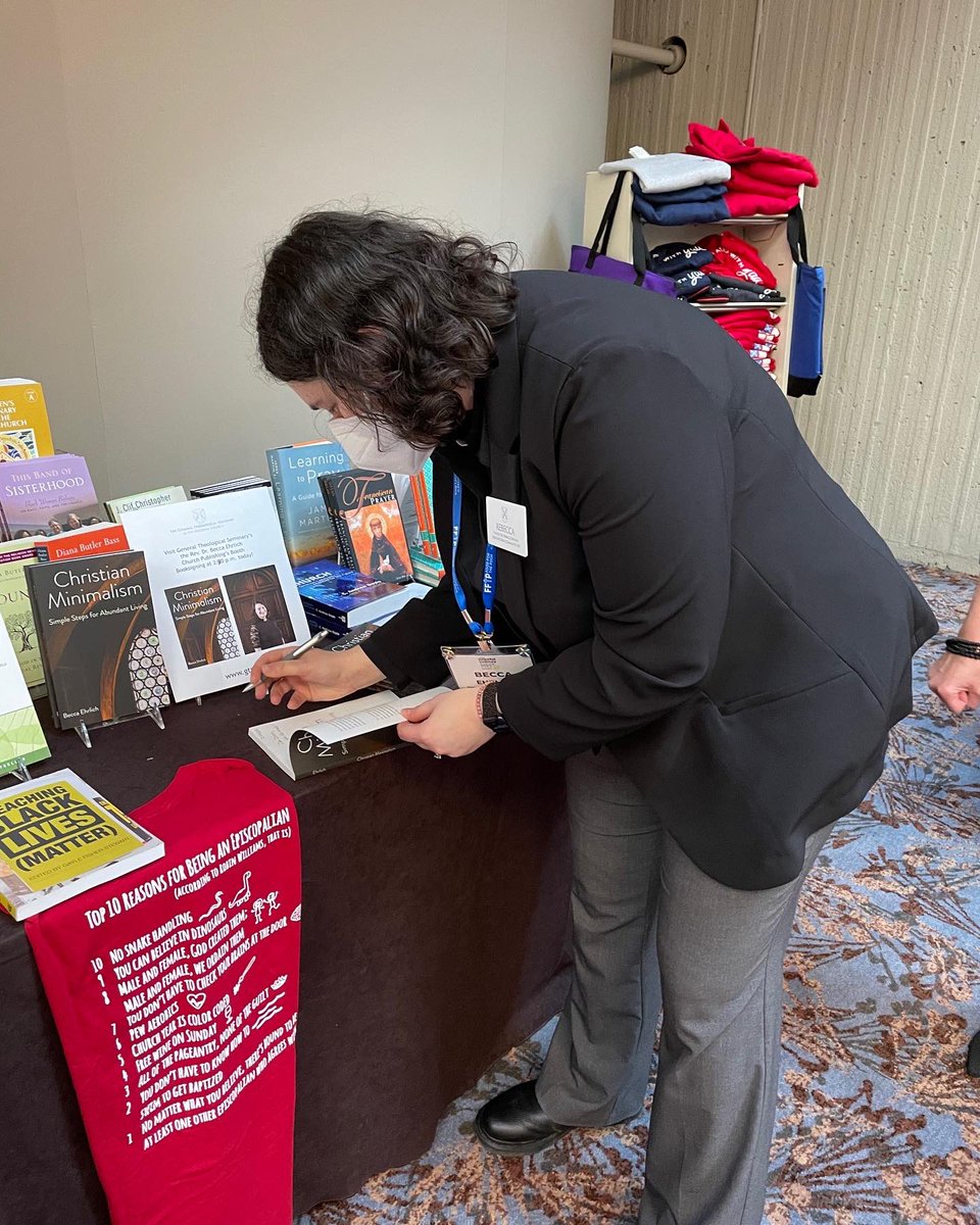 JesusMinimalism's tweet photo. Got to do a Christian Minimalism book signing at The CEEP Network conference today! So fun to meet with folks excited to read the book, and write them a personal note.
#CEEPnetwork #CEEP2022 https://t.co/IdYFFA9qFe