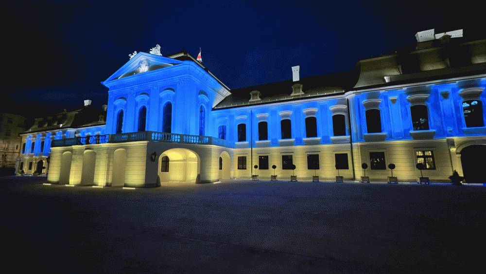 🇸🇰 Bratislava castle &amp; Presidential Palace in lights of #Ukraine 🇺🇦colors right now. 

 #WeStandwithUkraine