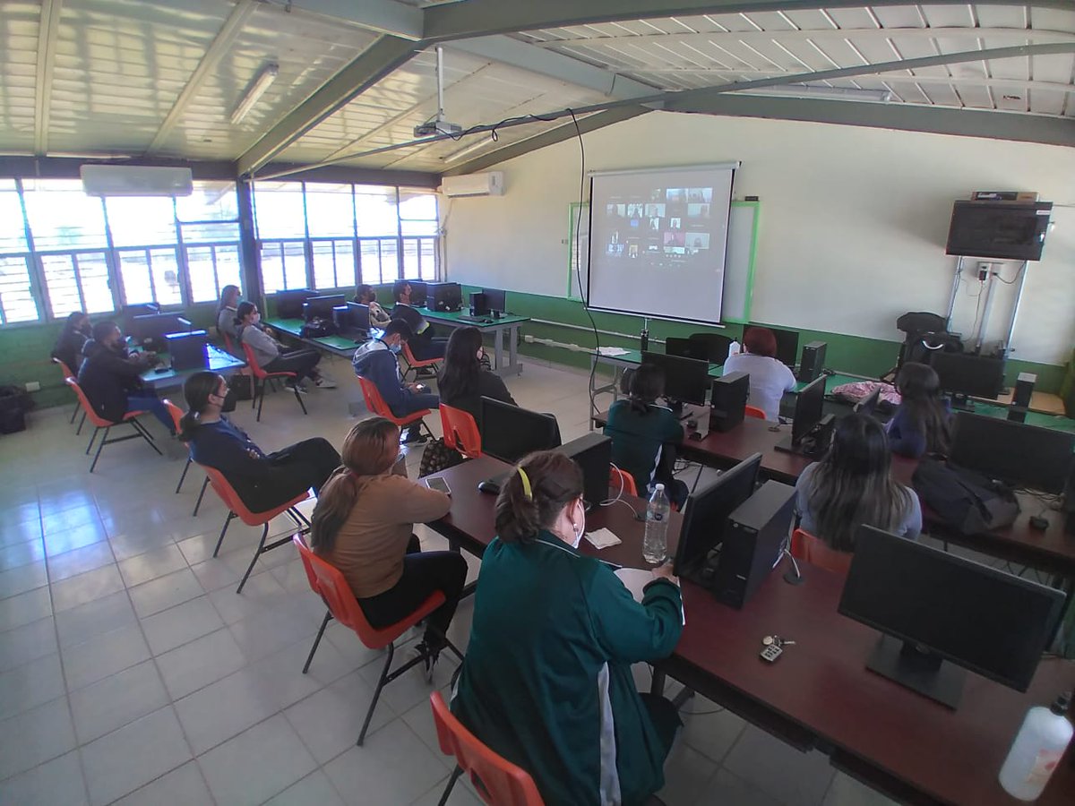 COBAES_07's tweet photo. 📆 24/02/22. #Estudiantes se dieron cita en el #CentroDeCómputo a las 12pm para participar en el #COBAESTalks 🗣 "#EsmeraldaPalma: #ConsultoríaDeImagen”, expuesto por la empresaria, Lic. Esmeralda Palma; actividad a cargo de la Profra. Lorena del Río y el Ing. Fernando Sing. https://t.co/3KFb8EbpSs