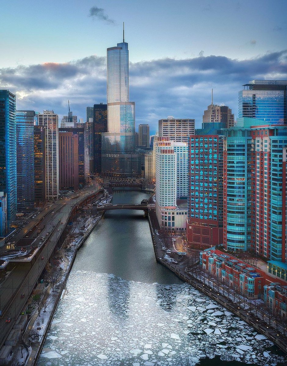 #NeverSettleFunFact: Did you know that Trump Chicago reaches a height of 1,389 ft., including our spire? This makes us the second tallest building in Chicago, and the seventh tallest in the USA! Instagram 📷: gotshotbyquinn