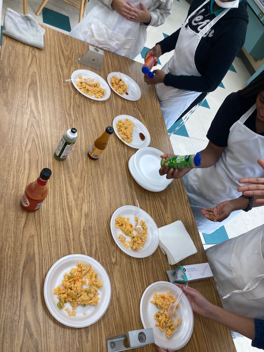 Itmschefs's tweet photo. @Itmschefs learned how to make ‘Arroz con Pollo’. They did such a great job👏👏 https://t.co/sNnGgQRqva