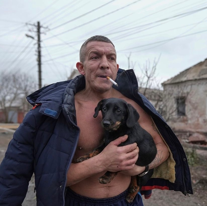 #24FEB | Tensión Ucrania - Rusia 🇺🇦🇷🇺
¡Nadie se queda atrás! Habitantes de distintas partes de Ucrania llevan consigo a sus mascotas para ponerlas a salvo.🐶🐩
Ellos también sufren los estragos de los ataques militares.

📷 AFP/ EFE

#24Feb #Ukraine #RussiaUkraineConflict #Russia