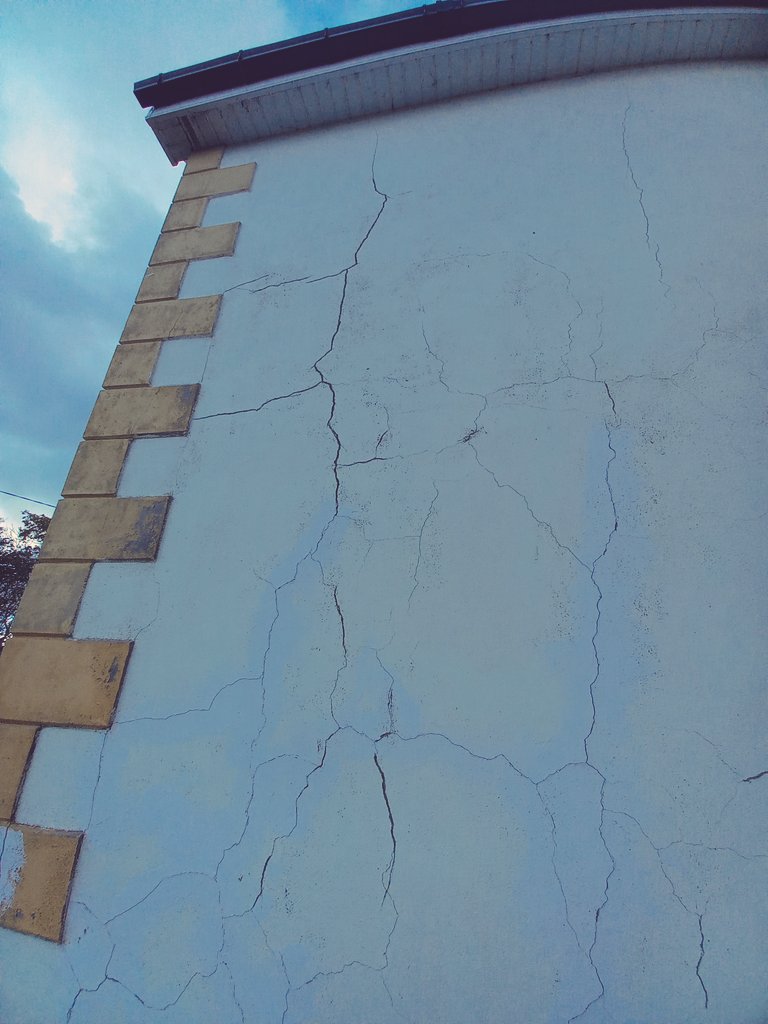 Sarah02270446's tweet photo. This #micredress  scheme has been one big failure, meanwhile we live in houses with 2newton block strength , Atlantic winds battering these shaky walls daily 
@DarraghOBrienTD 
@McConalogue 
@donegalcouncil 
None of you have done enough to help
11yrs and counting https://t.co/PfQ3E4Jniq