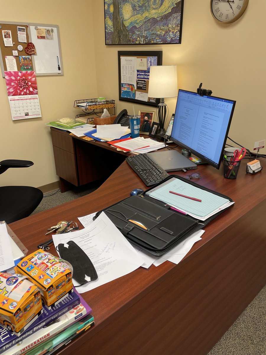 LeighForbes001's tweet photo. I thrive best when my desk is clean. This is not good. Waiting for Spring Break!! #NeedaMaid https://t.co/Bc9YrJUz3E