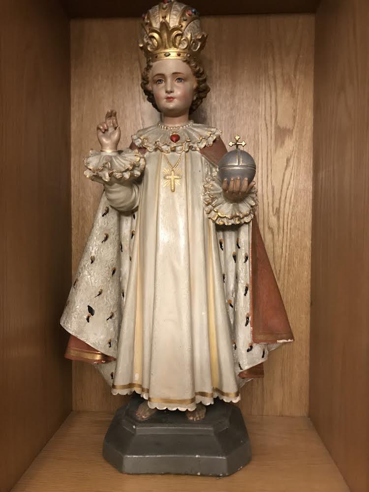 IrishAshyT's tweet photo. Who else had loads of Child of Prague figurines in their house growing up?
#Irishthings 🇮🇪

(Pictured is a large statue my mum saved from a skip outside a condemned nunnery, so she had a special shelf made to keep it safe #dedication 🤣) https://t.co/xjiwJaby6q