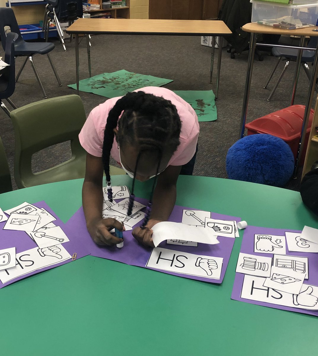 Mrs_Schlessel's tweet photo. OG rockstars sorting their way through their new sound /sh/. Love their focus! #supersecondgraders https://t.co/FEqD5una9F