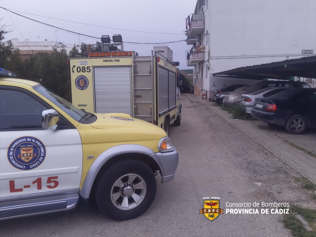 BomberosCbpc's tweet photo. 🔴#Rescate de #mujer, de unos 50 años que cae desde su balcón hacia un rellano a unos 3 metros del suelo, C/  , en #Villamartín. Se desconocen las circunstancias. #Bomberos la transporta en camilla nido, deslizándola por  escalera hasta el suelo. https://t.co/YkVzYkvtRq