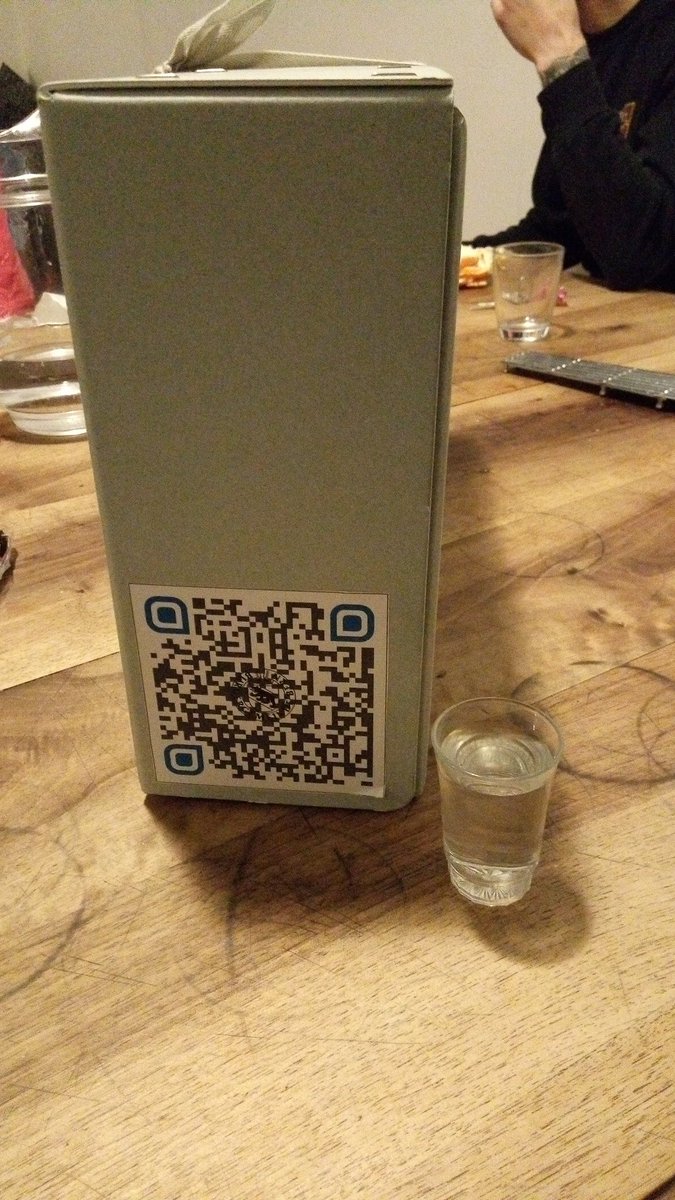 AContestataires's tweet photo. Un dernier verre aux Grottes pour la boîte. On profite des nuits genevoises. https://t.co/L80gZx3RSf
