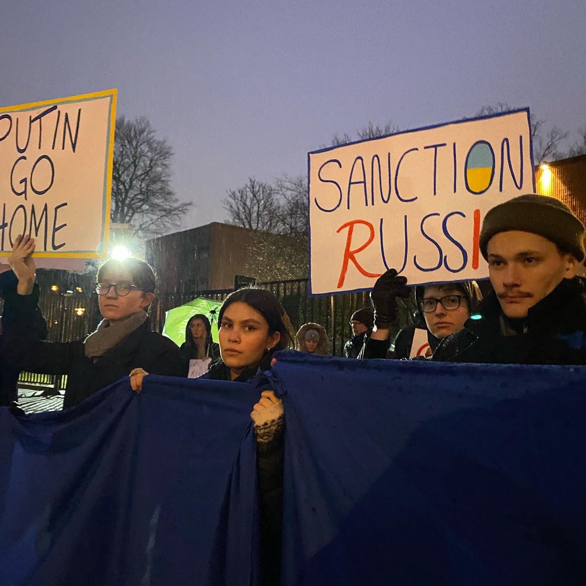 Putin har förklarat krig mot Ukraina och Europa, Sverige måste agera nu.

Idag stod <a href="/lufvast/">LUF Väst</a> utanför ryska konsulatet och visade solidaritet med det Ukrainska folket. #WeStandWithUkraine 🇺🇦🧡