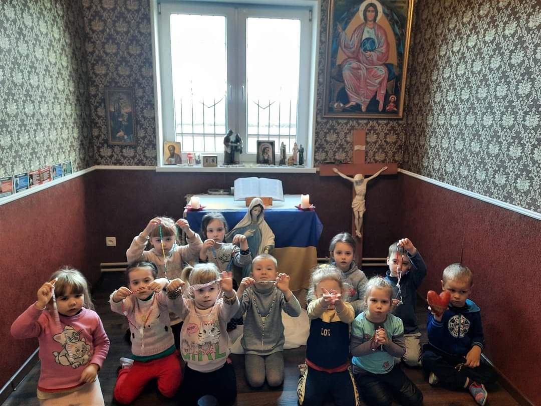 Marlen_347's tweet photo. #Ucraina La inocencia el amor 
Son niños en Ucrania rezando por la paz 
Me desgarra el ❤️ tanta inocencia
En un mundo lleno de maldad https://t.co/X2QxqxnJGz