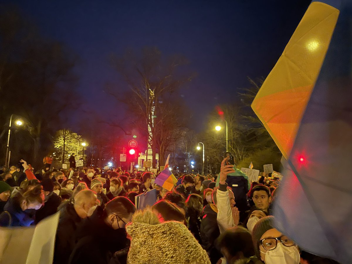 entropyftw's tweet photo. Many Russian citizens joined demonstrations today apologizing and crying ashamed because of their leader’s actions. Ukrainians were constantly checking on their relatives and the latest news. We hugged and cried, we shared our stories, we sang our songs together #StandWithUkraine https://t.co/dDFML7l5Jl