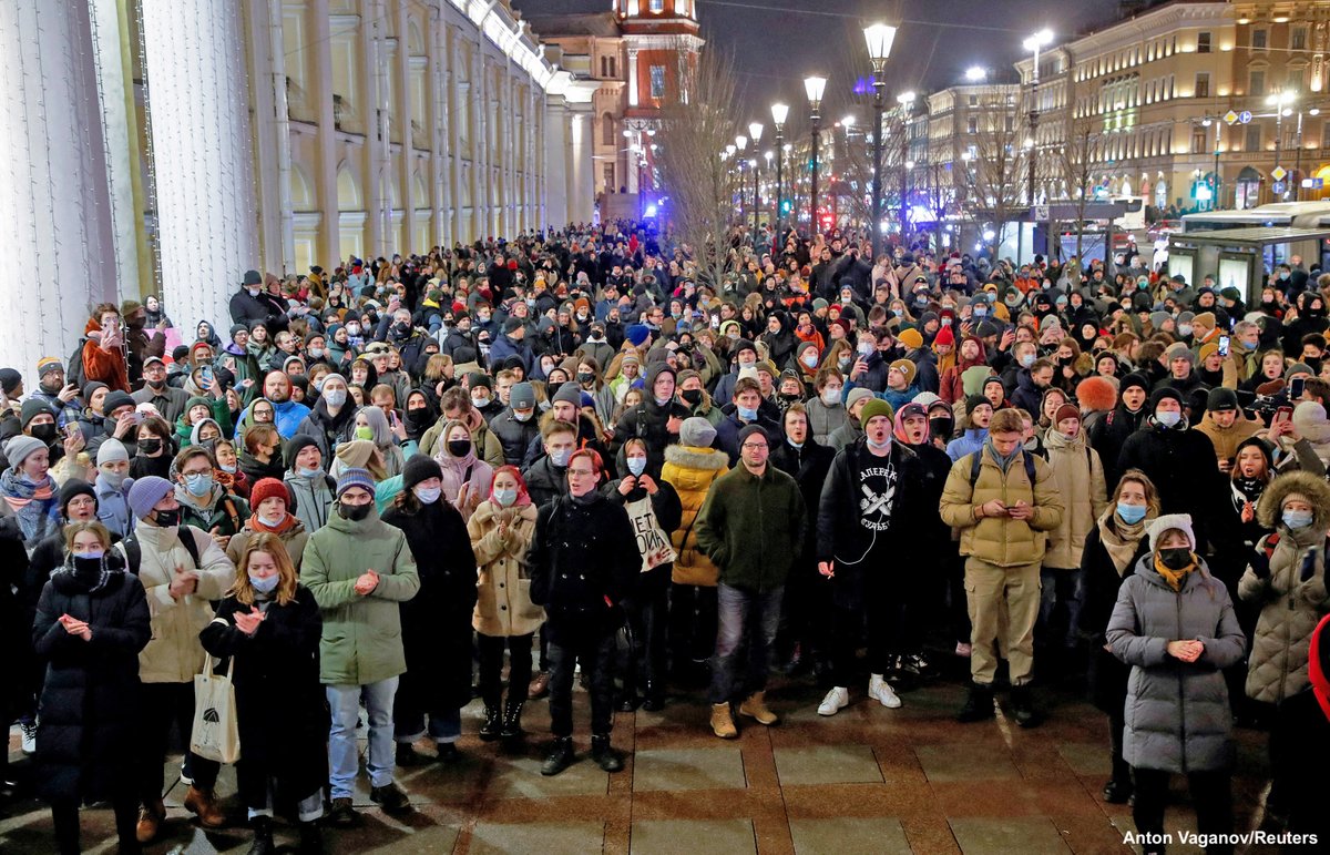 ABC's tweet image. People attend an anti-war protest in Saint Petersburg, Russia, amid Vladimir Putin&apos;s invasion of Ukraine. 

LIVE UPDATES: abcn.ws/3JXKorn