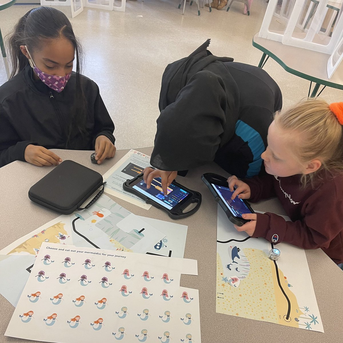 STEAMteacha's tweet photo. Allendale Girlz are working hard to complete Quest #1! #GirlsSolveIT #FordGirlsinSTEM https://t.co/QDbZf47Hms
