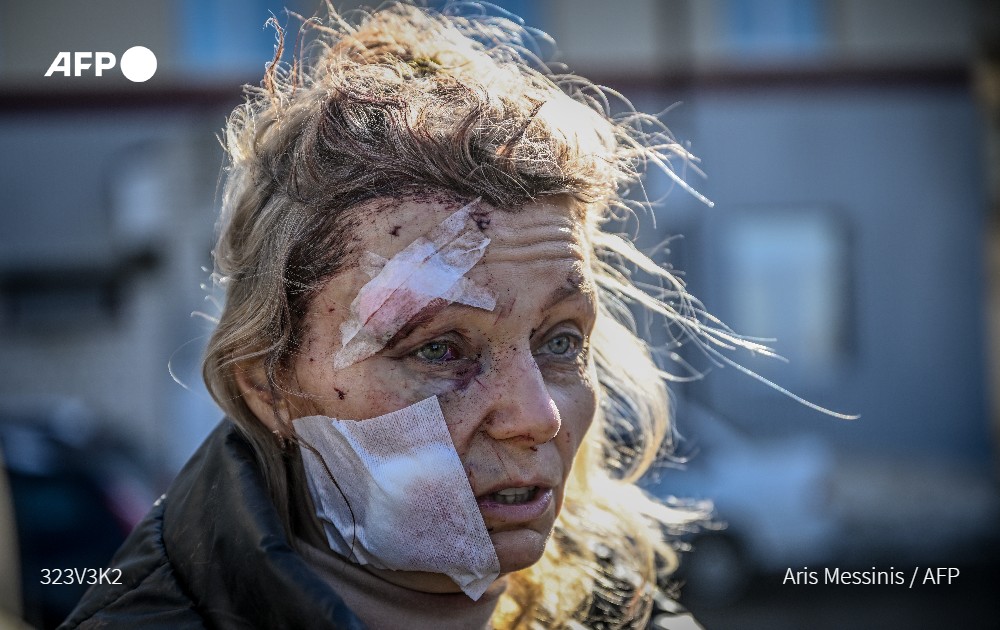 AFPespanol's tweet photo. Imágenes que dejan los bombardeos de este jueves en la ciudad de Chuguev, en el este de Ucrania, mientras las fuerzas armadas rusas intentan invadir Ucrania desde varias direcciones. #AFP 

📸 @ArisMessinis
➡https://t.co/ycGLohTLJi https://t.co/TT15bPYeet