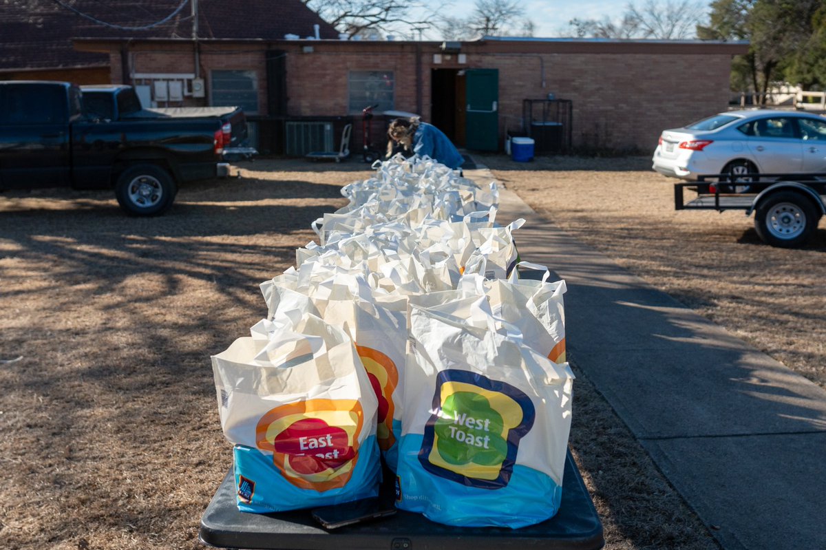ICYMI: Last Saturday we were in Oak Cliff giving out FREE warm meals, bags of produce, dried goods and we did some gardening work for the community.

#CAWPCares #CommunityAwarenessWithAPurpose