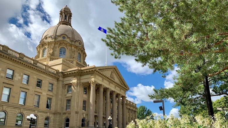 TiphanieR's tweet photo. L'Alberta dépose un budget 2022 avec un surplus de 511 millions de dollars grâce à des revenus pétroliers en hausse. Au dernier budget, la province n'avait pas de plan de retour à l'équilibre. #rcab #ableg #budgetab #oott https://t.co/OGZ95qhgUJ