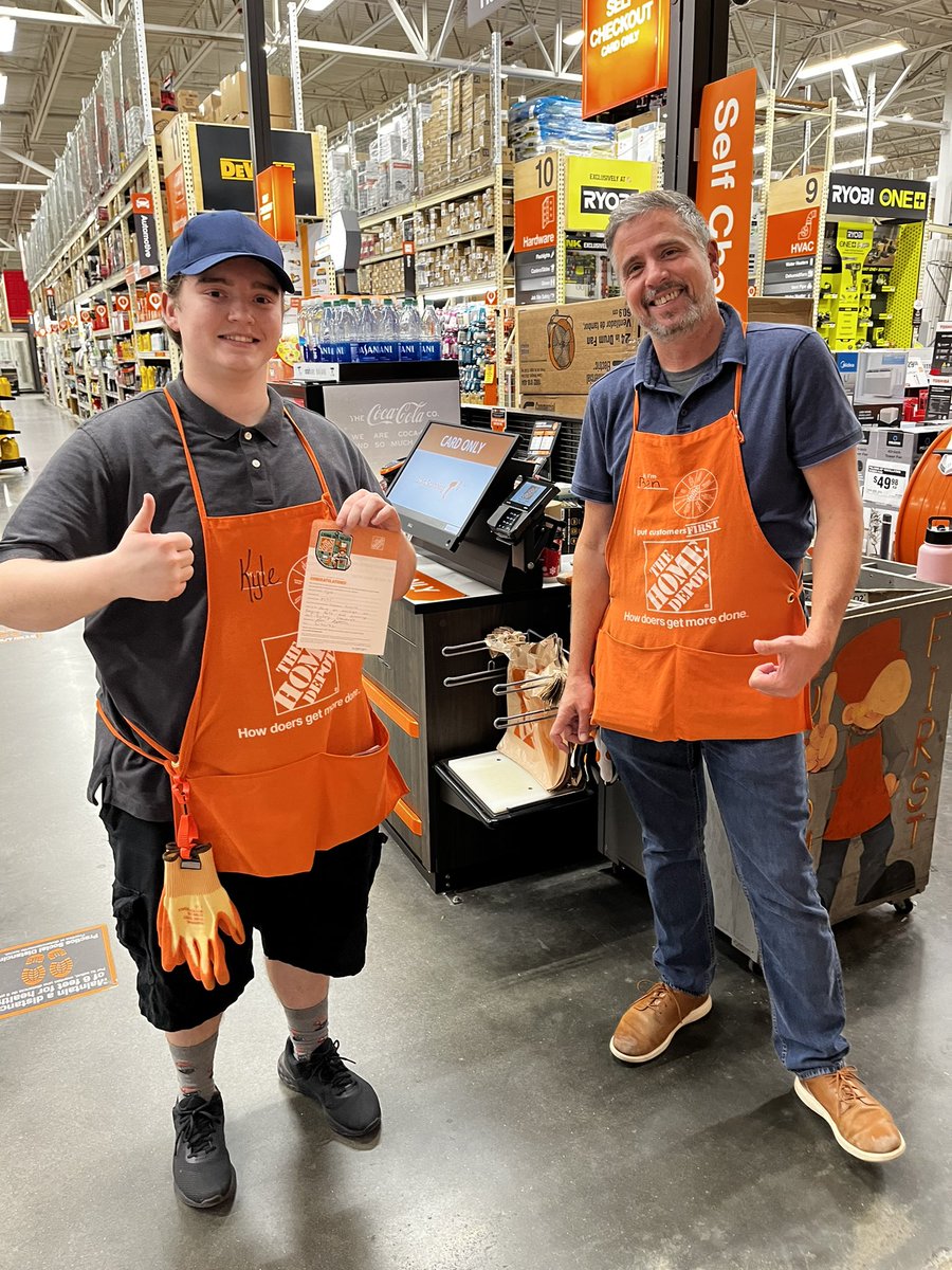 MAPM <a href="/BenMortond128/">Ben Morton</a> awarding cashier Kyle his first Homer badge for driving excellence in accuracy behaviors on the front end! #1RegionSFL <a href="/kmarie1080/">Kristy Bilyeu</a> <a href="/andrew_harto/">Andrew Harto</a> <a href="/wadley_yolanda/">Yolanda Wadley</a>