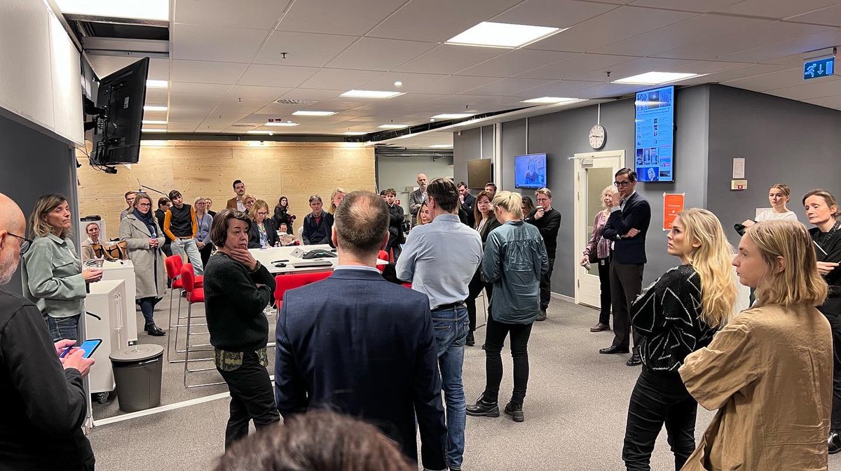 Trött efter en lång och intensiv historisk nyhetsdag. 

Men också väldigt tacksam.
För allt hårt jobb från mängder av journalistkollegor på och utanför SVT idag, här hemma och på plats i Ukraina. 

Jag tog några bilder på nyhetsredaktionen idag. Tycker de fångar dagens allvar.