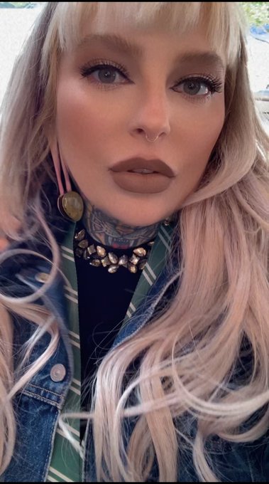 I&rsquo;m a slut for universal studios who wants to go with meeeeee?????? https://t.co/JbFQP6ihzZ