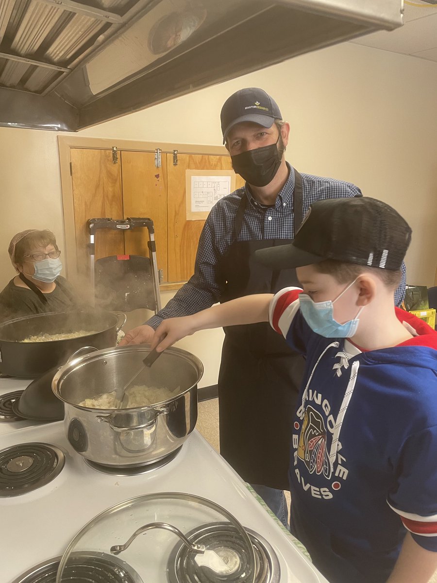 VAV_Vikings's tweet photo. 36 meals of Fisherman’s Brewis delivered to seniors today. Made with love by our wonderful Valmont Supper Club.  Thanks to Perry and Wanda Blanchard for sharing their culinary expertise. #LearningCharacter #DemonstratingCitizenship @NLESDCA @tanya_math https://t.co/gY4lk80x9n
