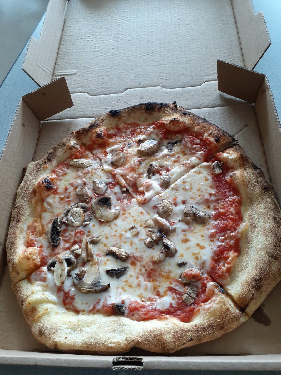 Thank you to our lovely Gleaming Stars Principal &amp; AP, @SPESleader &amp; <a href="/KristinMenschel/">Kristin Marra Menschel</a> for treating all the staff &amp; teachers with our own box of yummy #pizza from That's Amore Pizza Truck🍕<a href="/ShineonSPES/">Sunrise Park Elementary School</a> ❤ #BeKindPBC #LiftEachOtherUp #grateful #ShiningStarPBC <a href="/pbcsd/">The School District of Palm Beach County</a> @pbs_practices