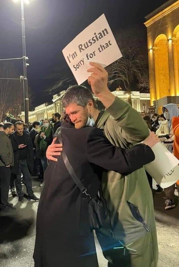 A #SanPietroburgo i Russi stanno manifestando contro la guerra, rischiando ogni cosa. Questa foto mi ha commossa, la trovo potentissima.