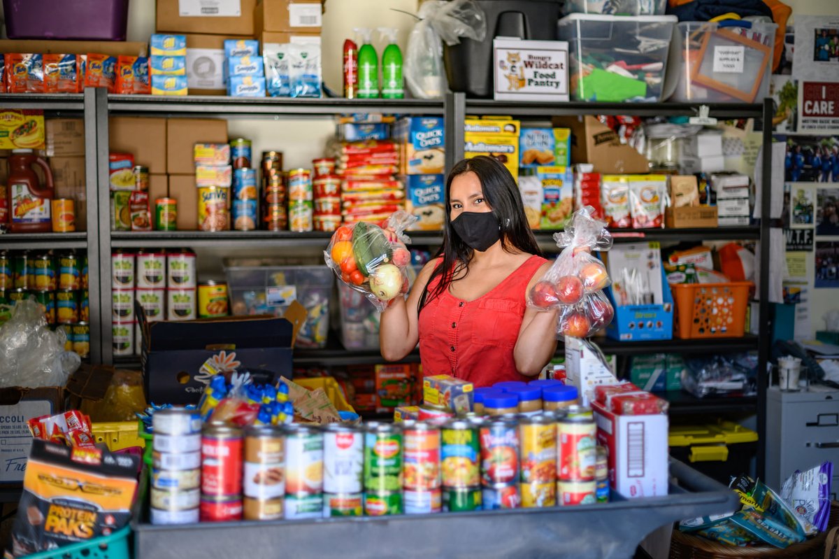 calstate's tweet image. This week, CSU campuses have been making an extra effort to let students know about #CalFresh benefits.

All 23 campuses offer students CalFresh application assistance and coordinators have helped thousands sign up. Learn more: bit.ly/35mGmJV

#GradInitiative2025